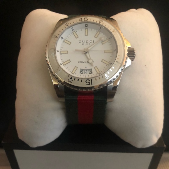 Gucci Chronograph Dive with canvas web band - Picture 2 of 3